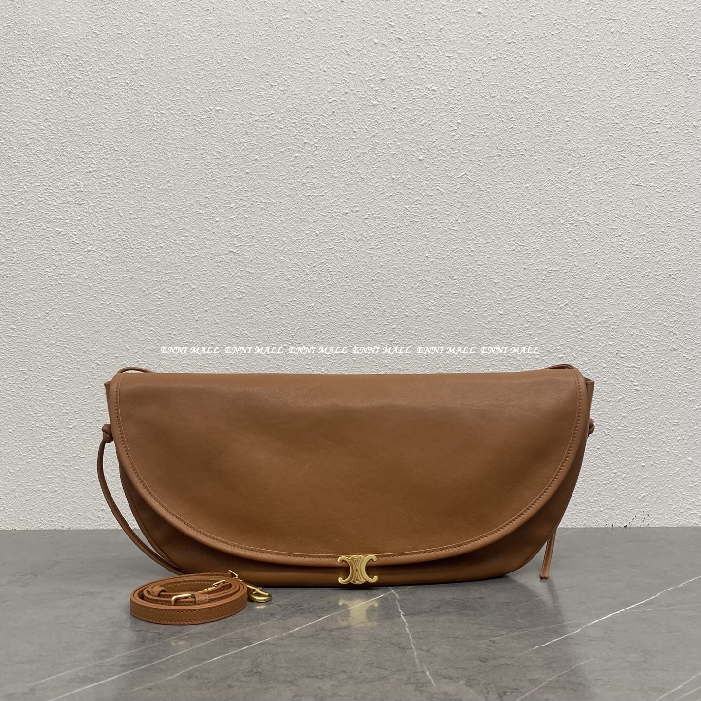 셀린느 하프문 소프트 트리옹프 백 (46cm)