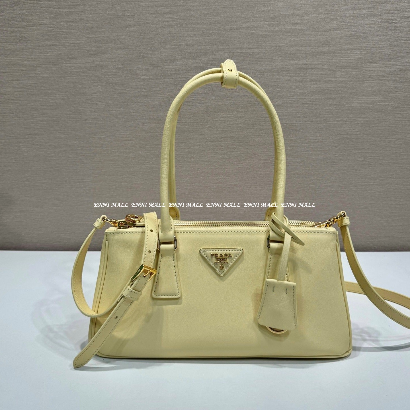 프라다 가죽 숄더백 (28cm)