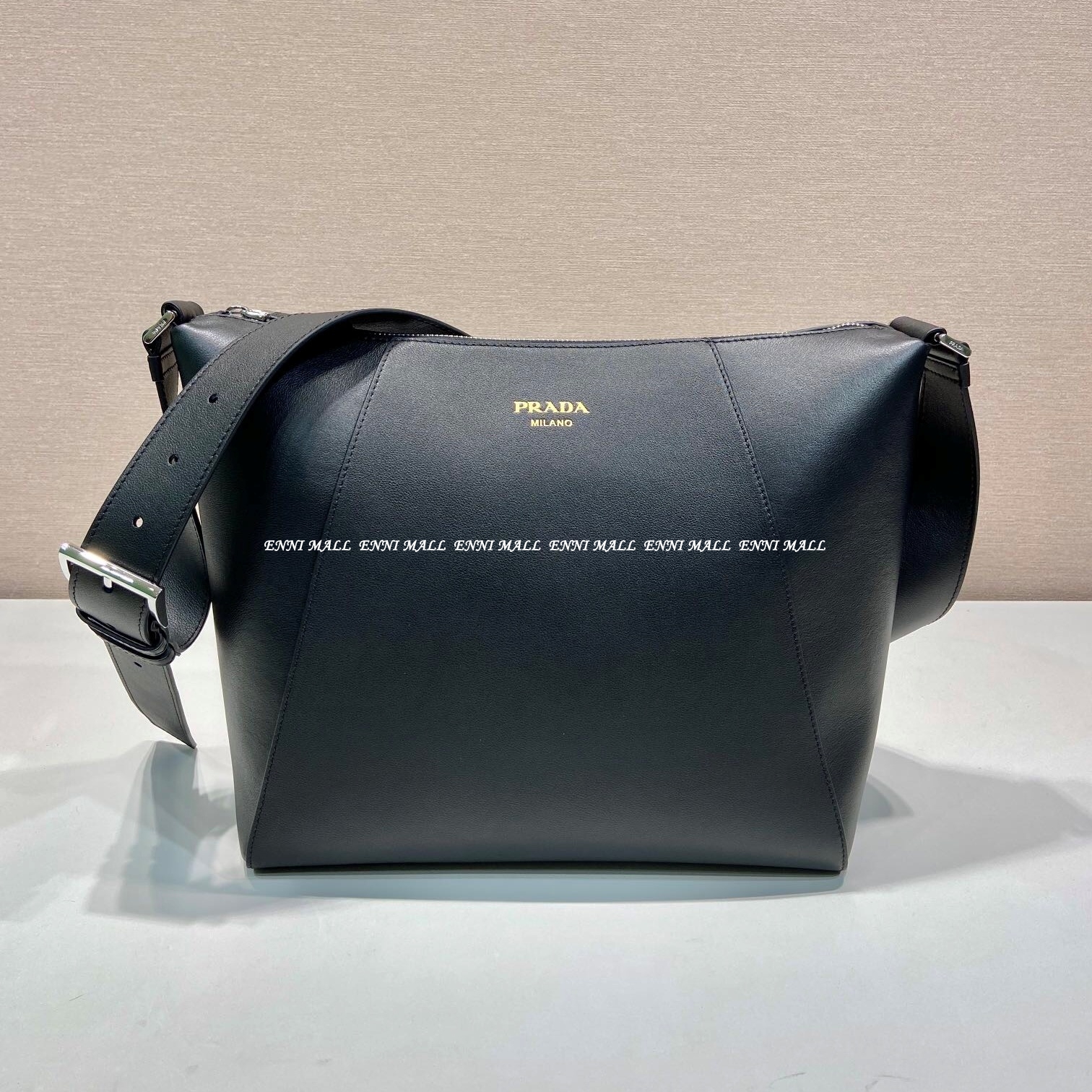 프라다 메신저백 (30cm)