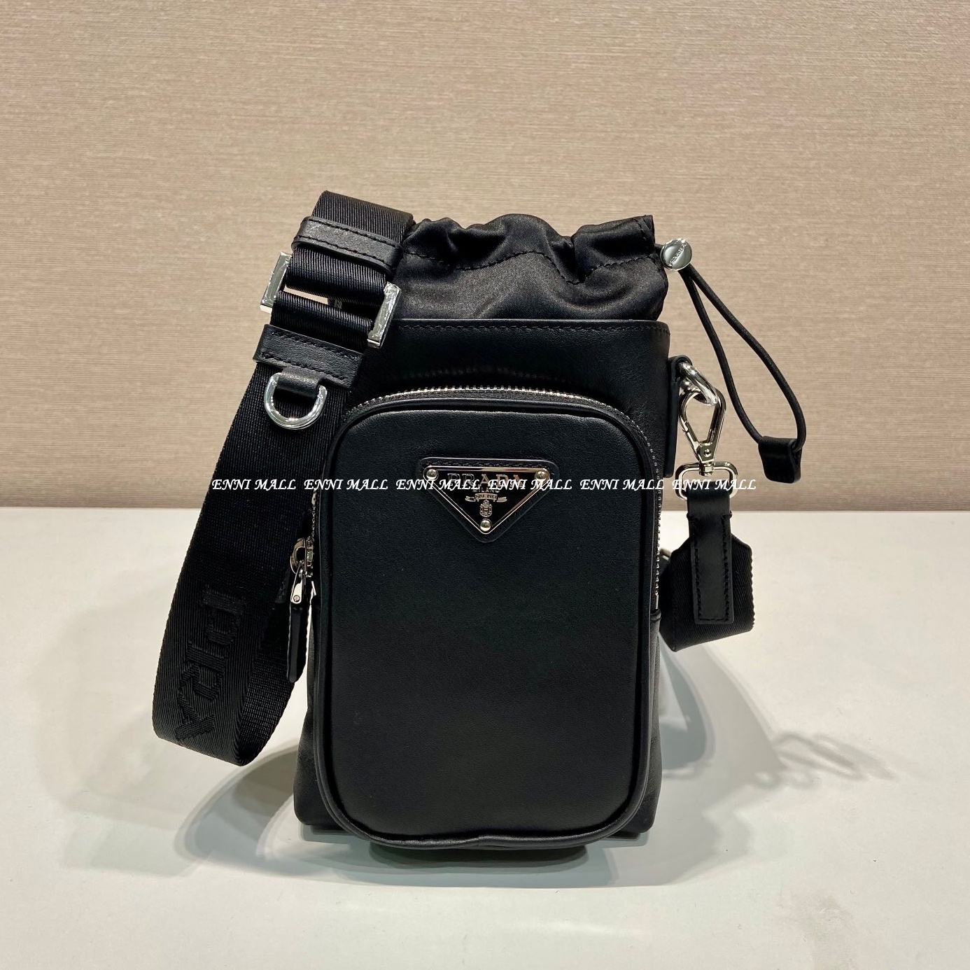 프라다 가죽 핸드폰백 (13cm)