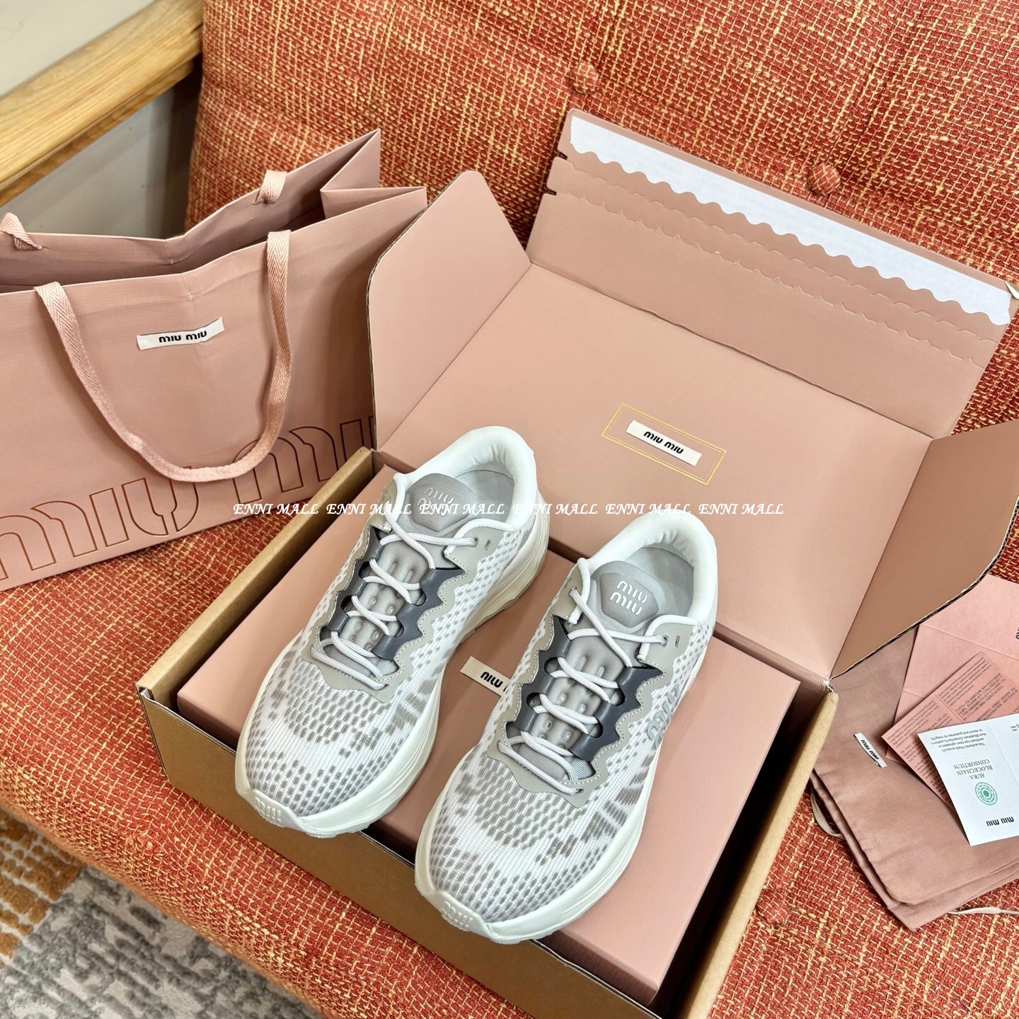 미우미우 스니커즈