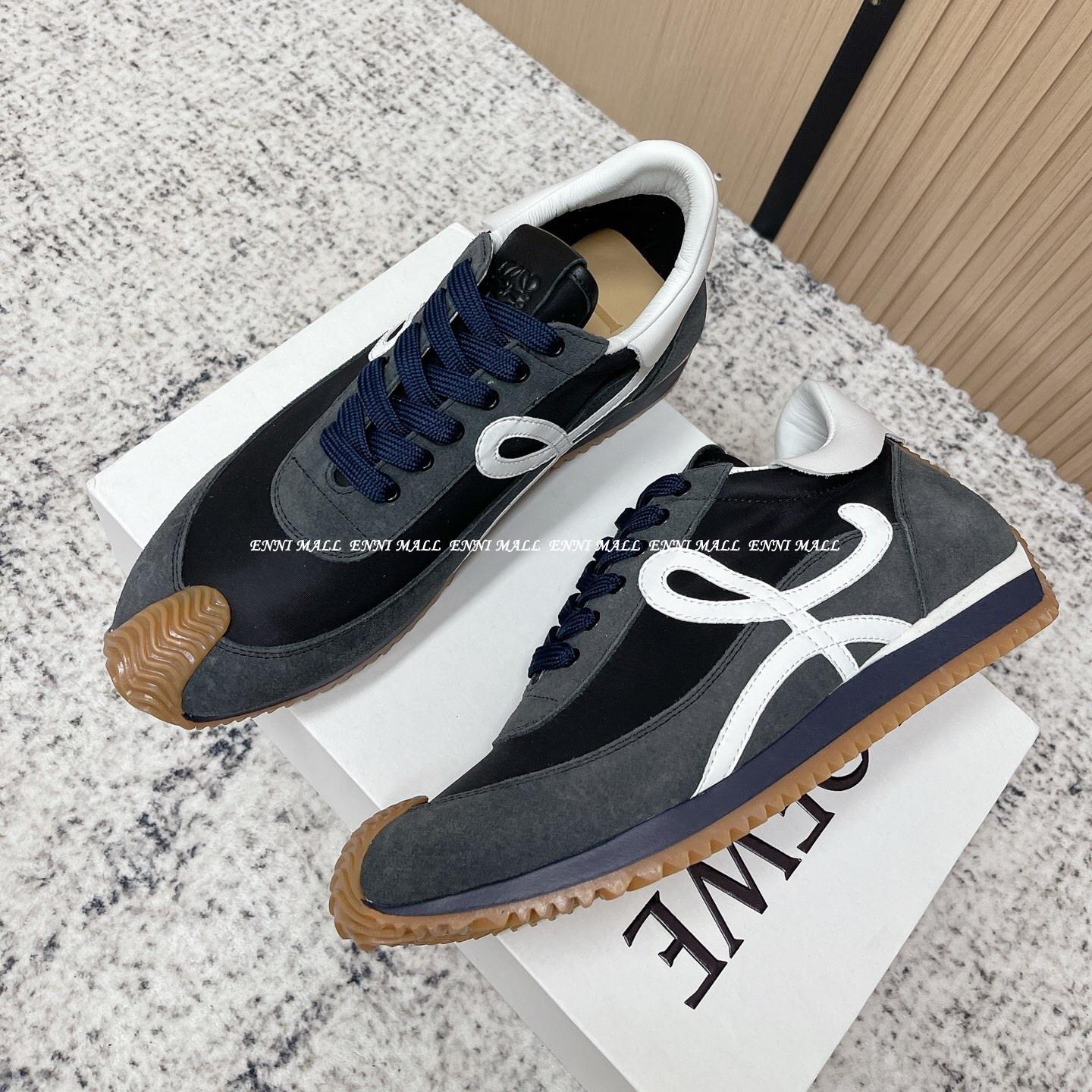 로에베 스니커즈