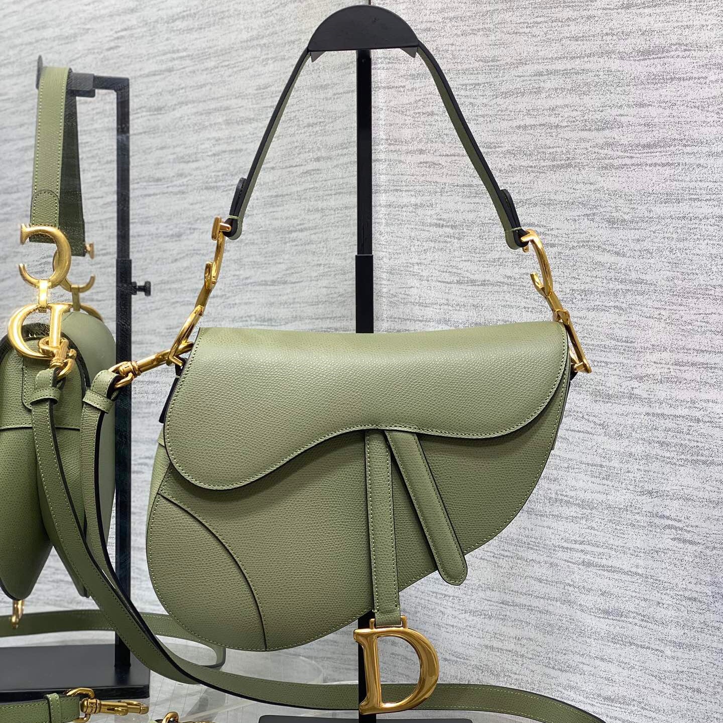 디올 새들백 (24cm)